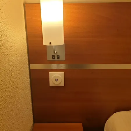 Hotell Comfort Aeroport Lyon St Exupery 3*