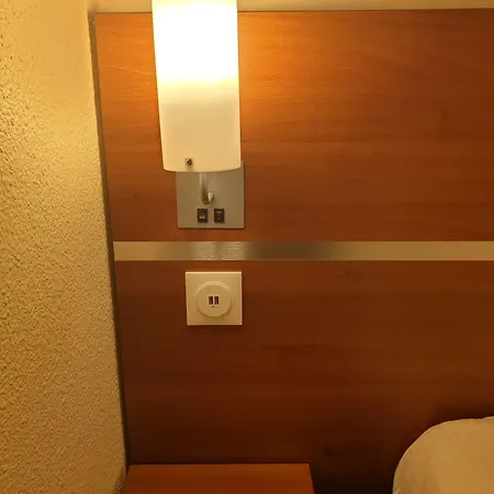 酒店 Comfort Aeroport Lyon St Exupery 3*