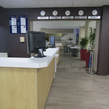 酒店 Comfort Aeroport Lyon St Exupery 3*