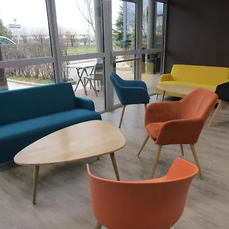 酒店 Comfort Aeroport Lyon St Exupery 3*